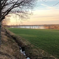 En åker och en sjö