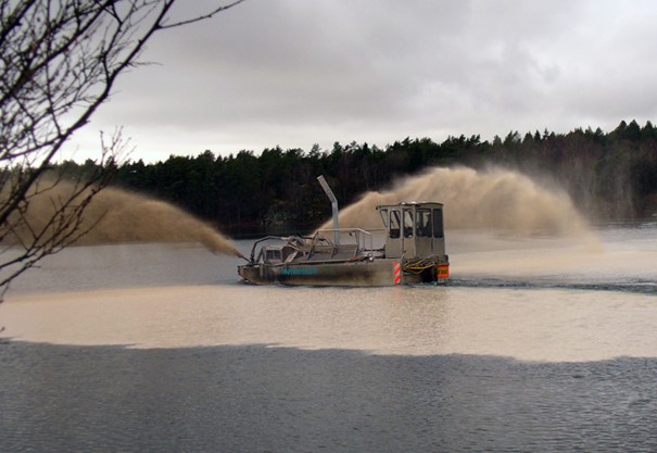 Kalkningsbåt på sjö